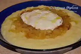 Жареная манка с луком и яйцами пашот