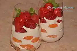 Кремовый десерт с мандаринами и клубникой