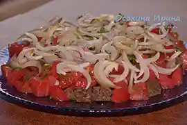 Салат из помидоров с бородинским хлебом
