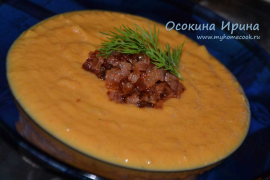 Морковный суп-пюре с жареным луком и беконом