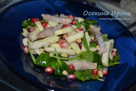 Салат с сельдью и шпинатом