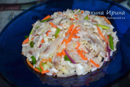 Рисовый салат с сельдью и корейской морковкой