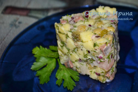 Картофельный салат с сельдью и маринованными огурцами