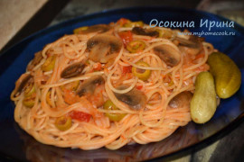 Постные спагетти с грибами в томатном соусе