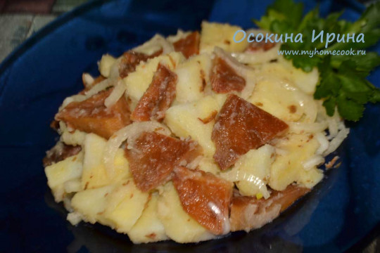 Салат из картофеля с солеными рыжиками