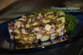 Салат с сельдью и морской капустой