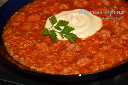 Томатно-гречневый суп с колбасками