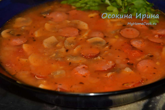 Картофельный суп с колбасками, грибами и фасолью