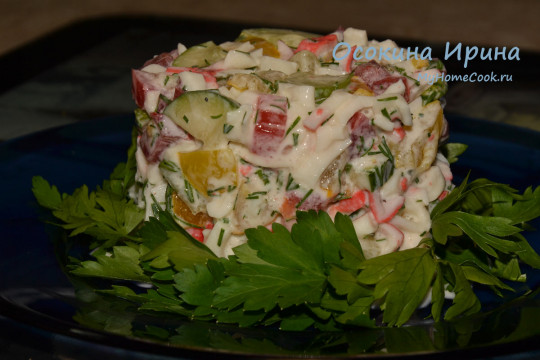 Салат с крабовым мясом в сырном соусе