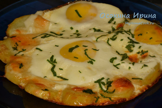 Горячая закуска из картофеля с яйцами и сулугуни