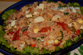 Тёплый салат с рисом и тунцом