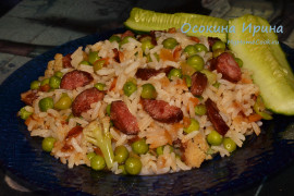 Рис с колбасками и овощами