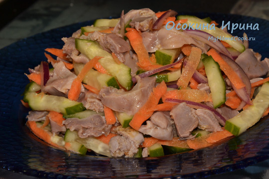 Салат с куриными желудочками и овощами