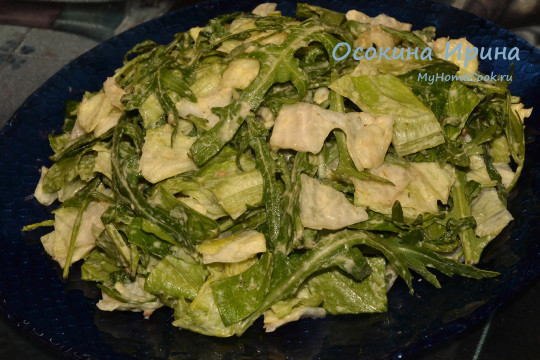 Зелёный салат с хумусом