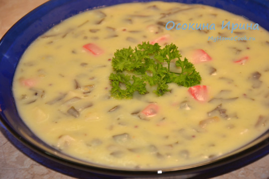 Крем-суп с морской капустой и крабовым мясом