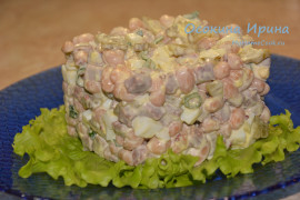 Мясной салат с фасолью