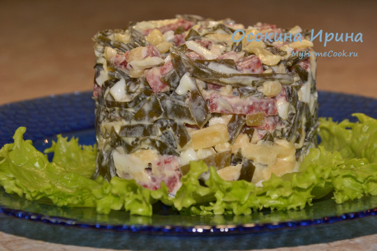 Салат с колбасой и морской капустой
