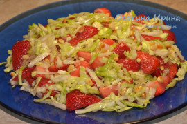 Капустный салат с клубникой
