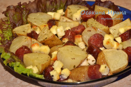 Запечённый молодой картофель с колбасками и сыром