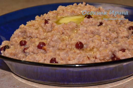 Овсянка с брусникой и орехами