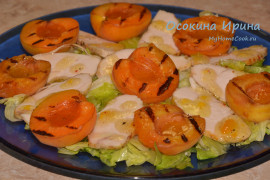 Салат с курицей и жареными абрикосами