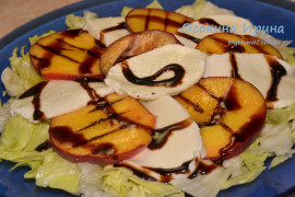 Салат с персиками и сыром