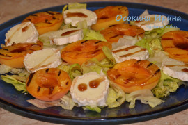 Салат с жареными абрикосами и сыром