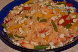 Рисовая лапша с креветками и овощами