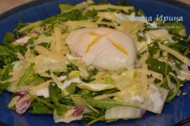 Простой салат с яйцом пашот