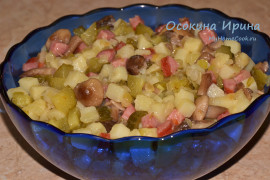 Салат с колбасками и опятами