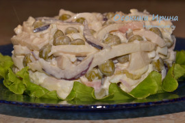 Салат с кальмарами и горошком