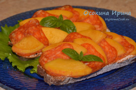 Бутерброды с персиком и чоризо