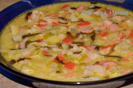 Сырный суп с крабовым мясом и морской капустой