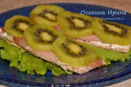 Хлебцы с хамоном и киви