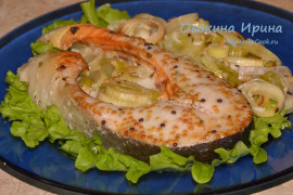 Запечённые стейки кижуча с пореем в кокосовом молоке