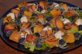 Салат с персиками и моцареллой