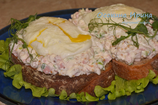 Брускетты по-русски с яйцами пашот