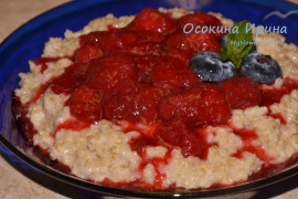 Овсянка на молоке с ягодным соусом