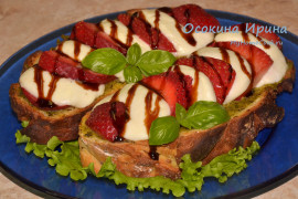 Горячие бутерброды с клубникой и моцареллой