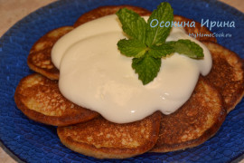 Бананово-овсяные оладушки с творожно-медовым соусом