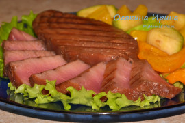 Жареный тунец с овощами