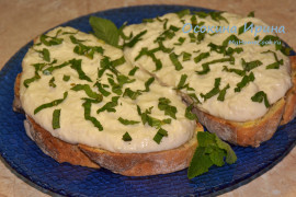 Гренки с бананово-сырным кремом