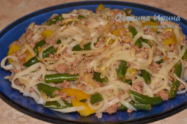 Рисовая лапша с фаршем и овощами