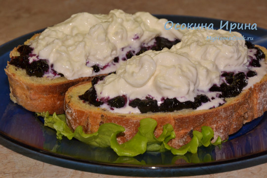 Гренки с черникой и