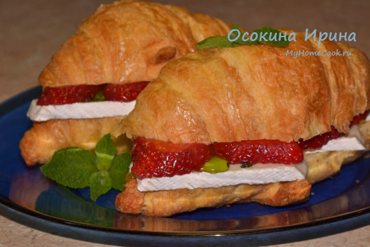 Круассаны с клубникой и
