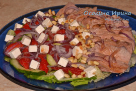 Салат с уткой и клубникой