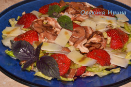 Салат с клубникой и панчеттой