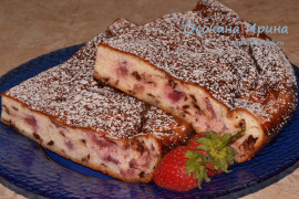 Творожная запеканка с клубникой и шоколадом