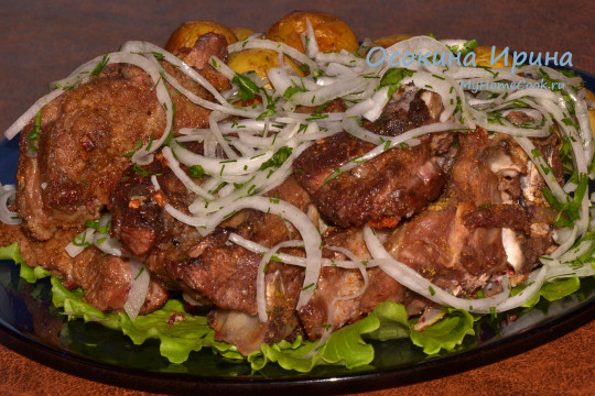 Баранья лопатка с картофелем и луком