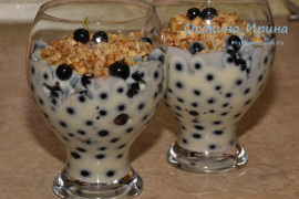Десерт из смородины с орехами